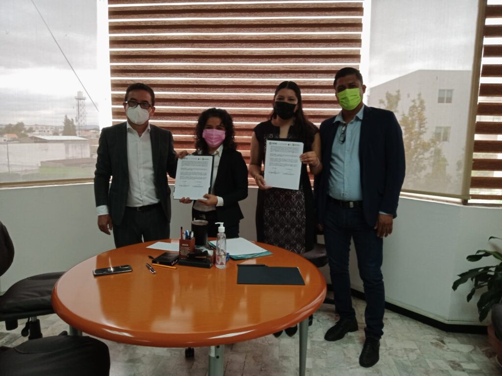 En la imagen se observa al Director del IEEA SLP, Prof. José Luis Castro Castillo; a Elida, integrante de ABP; Susana Pérez León, representante de ABP en SLP; y el coordinador de IEEA, Marco Antonio G.; en la firma del convenio entre ambas instituciones.